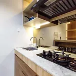 Fancy And Nice 1Br With Extra Room At Amartha View Apartment By Travelio
