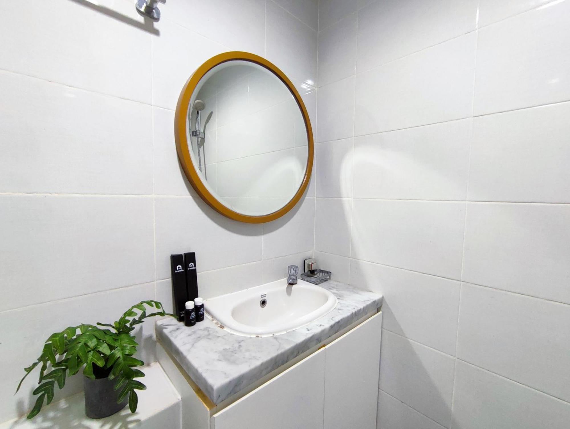 Fancy And 1br With Extra At Amartha View By Travelio * Semarang